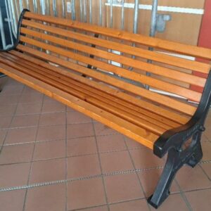 Banc public de marque Graff modèle Centaure, structure en fonte, assise et dossier en lattes de bois couleur chêne. Dim : 73 x 197 x 54 cm. 8 unités. Vendu à l'unité avec faculté de réunion.
