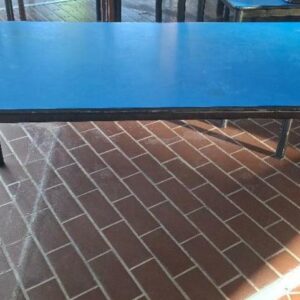 Table de restaurant 6 personnes, pieds en métal, plateau en bois bleu. Dim : 76 x 160 x 80 cm. (usures). 5 unités. Vendu à l'unité avec faculté de réunion.