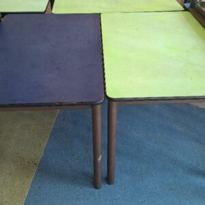 Table de restaurant 4 personnes, pieds en métal, plateau en bois de couleur bleu ou vert. Dim : 75 x 120 x 80 cm. (usures). 69 unités. Vendu à l'unité avec faculté de réunion.