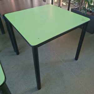 Table de restaurant 2 personnes, pieds en métal, plateau en bois vert. Dim : 75 x 80 x 80cm. (usures). 2 unités. Vendu à l'unité avec faculté de réunion.
