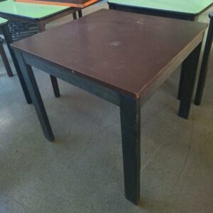 Table de restaurant 2 personnes, pieds en bois, plateau couleur marron, orange ou corail. Dim : 75 x 80 x 80 cm. (usures). 6 unités. Vendu à l'unité avec faculté de réunion.