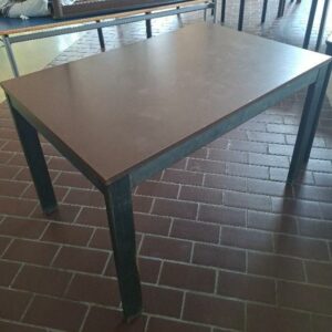 Table de restaurant 4 personnes, pieds en bois, plateau couleur marron, orange ou corail. Dim : 75 x 120 x 80 cm. (usures). 11 unités :  Vendu à l'unité avec faculté de réunion.