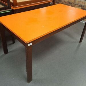 Table de restaurant 6 personnes, pieds en bois, plateau couleur orange ou corail. Dim : 75 x 160 x 80 cm. (usures). 5 unités. Vendu à l'unité avec faculté de réunion.