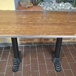 Table de bistrot vintage 4 personnes, 2 pieds en fonte, plateau imitation bois, cerclage en aluminium. Dim : 75 x 120 x 70 cm. 5 unités. Vendu à l'unité avec faculté de réunion.