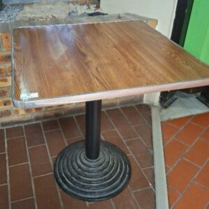Table de bistrot vintage 2 personnes, pied colonne en fonte, plateau imitation bois, cerclage en aluminium. Dim : 75 x 70 x 70 cm. 4 unités. Vendu à l'unité avec faculté de réunion.