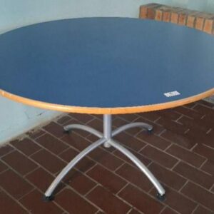Table ronde de restaurant, plateau en bois bleu, piétement en étoile à 4 branches en acier gris. Dim: 76 x 120 cm.