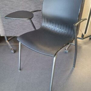 Fauteuil de conférence ou de formation empilable de marque TALIN modèle Webby, structure en acier, coque en polypropylène noir, tablette écritoire rétractable. Dim: 77 x 57 x 56 cm. 112 unités. Vendu à l'unité avec faculté de réunion