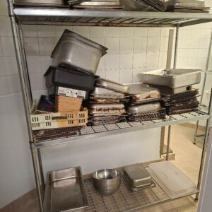 Lot de bacs gastro et divers ustensiles de cuisine professionnelle (usures)