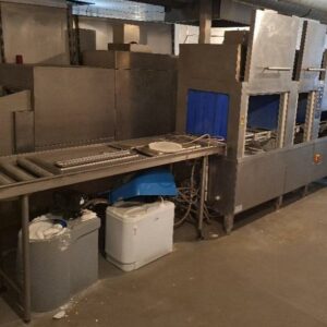 Lave vaisselle de marque Electrolux Professional, modèle WTM180ERA. Dim : 190 x 550 x 81 cm (on y joint son convoyeur Dim : 90 x 425 x 58 cm)