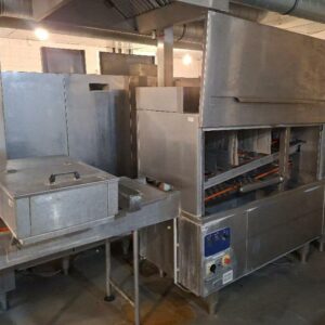 Lave-vaisselle pour plateaux avec son convoyeur, de marque Electrolux, modèle TW1EL 511061. Dim : 190 x 300 x 80 cm. Convoyeur : 260 + 550 + 410 + 420 cm à 3 coudes et 3 compartiments pour tri