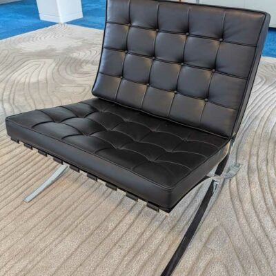Fauteuil design Mies Van Der Rohe modèle Barcelona édition KNOLL STUDIO E08M en cuir noir, piètement en acier chromé. 76 x 76 x 76 cm. Localisation : 7 ouest