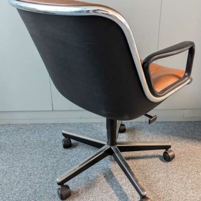 Fauteuil pivotant ajustable design Charles Pollock modèle Executive Chair édition KNOLL en cuir couleur camel. (usures) 87 x 66 x 66 cm. Localisation : 7 est