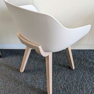 Paire de fauteuils design Iratzoki Studio modèle Kuskoa édition ALKI, coque en plastique beige, piètement en bois naturel. 80 x 60 x 50 cm. Localisation : 6 ouest