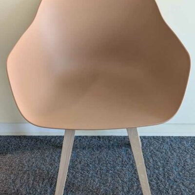 Paire de fauteuils design Iratzoki Studio modèle Kuskoa édition ALKI, coque en plastique saumon, piètement en bois naturel. 80 x 60 x 50 cm. Localisation : 6 ouest