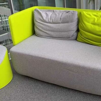 Espace de convivialité de marque SOFTLINE comprenant 1 canapé 2 places en tissu gris et feutrine vert anis (80 x 146 x 80), 2 fauteuils (80 x 77 x 80 cm) et 3 poufs (40 x 50 cm). Localisation : 6 passerelle