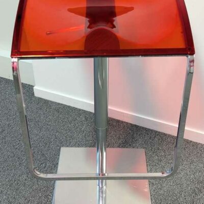 Paire de tabourets hauts pivotants ajustables de marque PEDRALI modèle Arod en métal chromé et assise en plastique translucide rouge. 86  x 44 x 44 cm. Localisation :