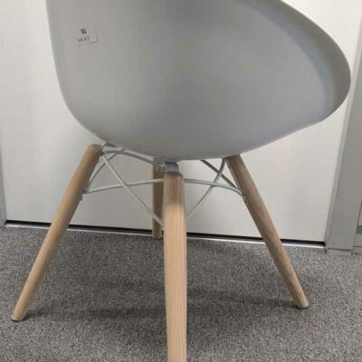Paire de fauteuils design Pocci & Dondoli modèle Gliss édition PEDRALI, coque en plastique blanc, piètement en bois naturel avec croisillons en acier laqué blanc. 80 x 58 x 50 cm. Localisation : 1 ouest