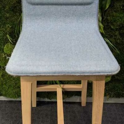 Paire de chaises hautes design Iratzoki Lizaso modèle Laia édition ALKI en bois et feutrine bleu. 94 x 40 x 46 cm. Localisation : 5 est