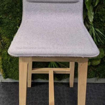 Paire de chaises hautes design Iratzoki Lizaso modèle Laia édition ALKI en bois et feutrine grise. 94 x 40 x 46 cm. Localisation : 5 est