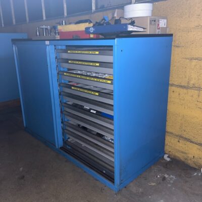 Armoire métallique bleue à 2 portes coulissantes et 20 tiroirs. 102 x 143 x 63 cm