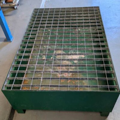 Bac de rétention 290 litres en acier laqué vert. 40 x 123 x 80 cm. Localisation : Canada chaufferie