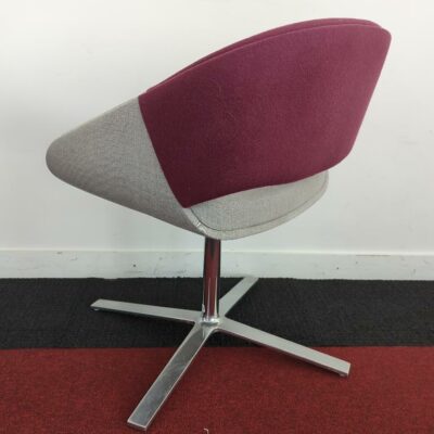 Fauteuil pivotant de marque OrangeBox recouvert de feutrine bicolore gris et violet sur piètement en étoile à 4 branches en métal chromé. (tâches). 79 x 55 x 74. 8 unités vendues avec faculté de réunion. Localisation : Tour Coeur Défense A – 100 esplanade Du Général de Gaulle 92400 Courbevoie