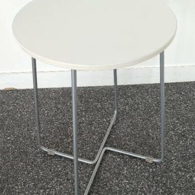Table d’appoint de marque Steelcase plateau rond en bois blanc sur piètement en tiges d’acier recourbées. 60 x 42 cm. 2 unités vendues avec faculté de réunion. Localisation : Tour Coeur Défense A – 100 esplanade Du Général de Gaulle 92400 Courbevoie