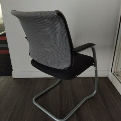 Fauteuil empilable de marque Sedus assise en tissu anthracite dossier gris resille . 40 unités vendues avec faculté de réunion. Localisation : Tour Coeur Défense A 100 esplanade Du Général de Gaulle 92400 Courbevoie