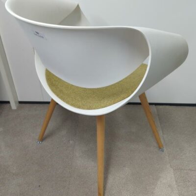 Fauteuil design Martin Ballendat modèle Perillo édition Züco, coque en plastique blanc, galette d’assise en tissu chiné vert, pieds obliques en bois naturel. 79 x 58 x 53 cm. 3 unités vendues avec faculté de réunion. Localisation : 9 avenue Percier 75008 Paris