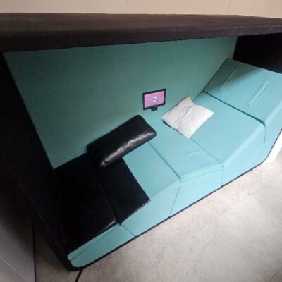 Lit de repos de marque Loook NeuroSonic intégrant programmes de relaxation, power naps, ricovery and activation. Sur roulettes. Lit en tissu de couleur bleu lagon armature en tissu noir. Hauteur 146 largeur 210 profondeur 80 cm. Localisation : 9 avenue Percier 75008 Paris