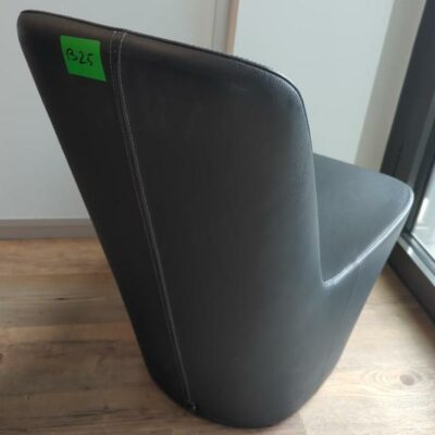Fauteuil design Jasper Morrison modèle Monopod édition Vitra en cuir anthracite. 75 x 47 x 70 cm. 4 unités. Vendu à l’unité avec faculté de réunion. Localisation : 32 rue de Monceau – 75008 Paris